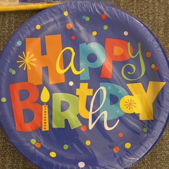 NEW Birthday Party Tableware and Decor Set - Picture 6 of 7